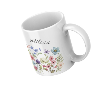 Preview: Personalisierte Tasse mit Aquarellblumen und Name – Frühling im Becher | Geschenk für Naturliebhaber Preview: Weiße Keramiktasse mit floralem Aquarellmotiv und personalisiertem Namen „Milena“, schräg von oben fotografiert auf weißem Hintergrund.